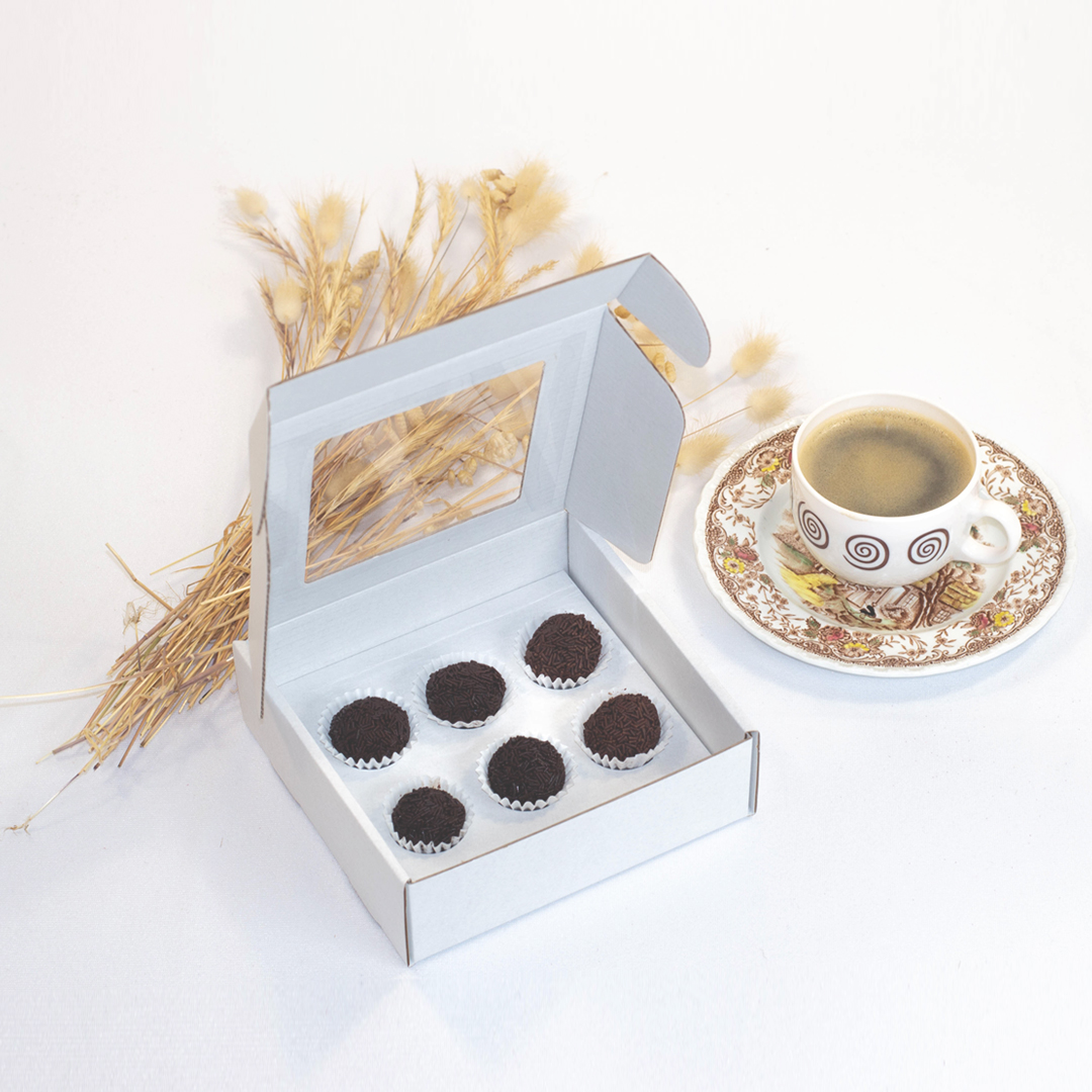 Caixa para 6 brigadeiros Branca com Janela e Divisórias (Pack com 5unid)